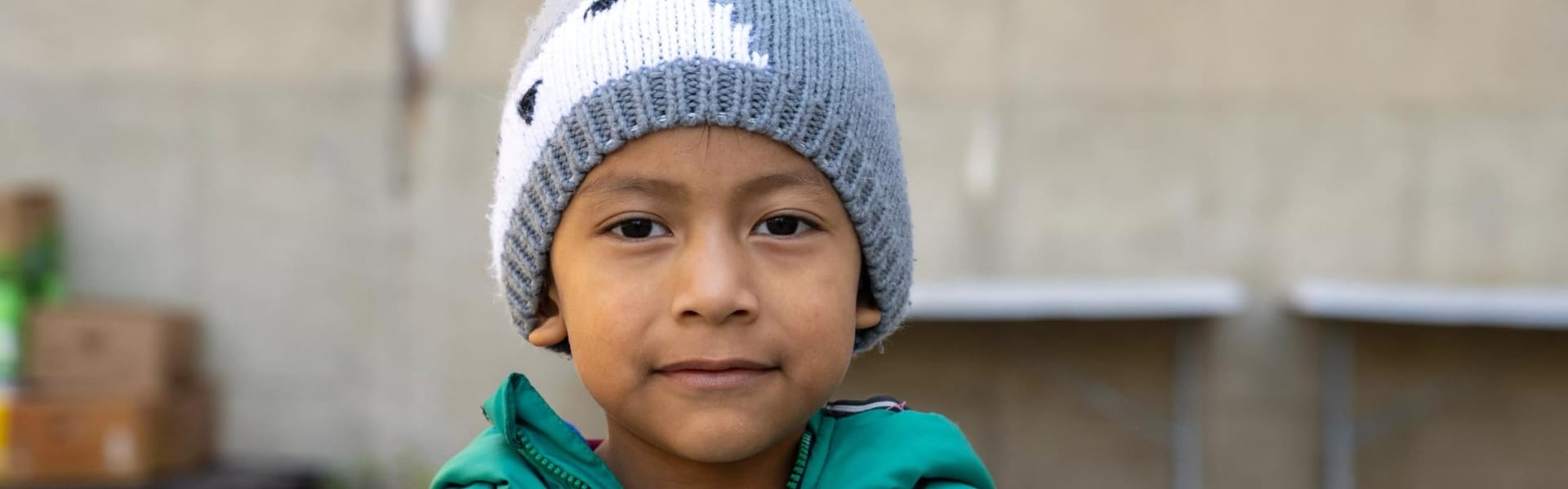 Un niño con ropa de invierno al aire libre
