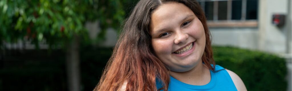 Una joven sonriendo al aire libre