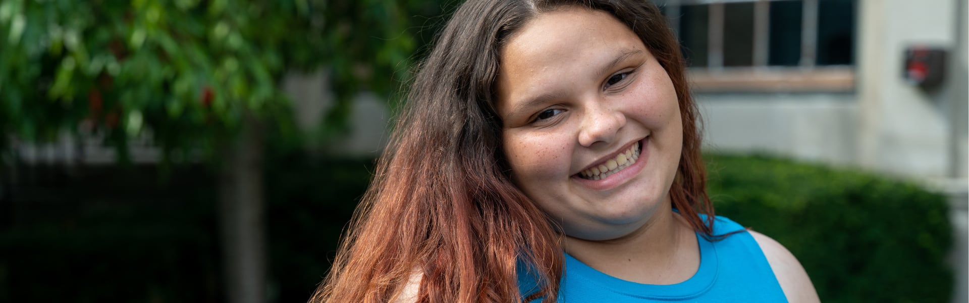 Una joven sonriendo al aire libre