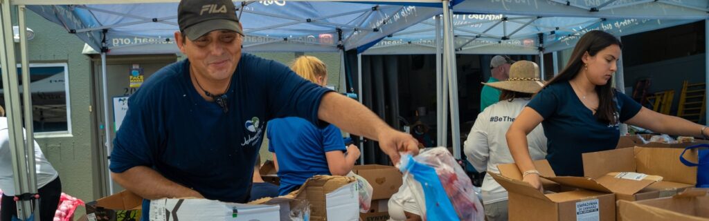 Un grupo de voluntarios llena cajas con suministros