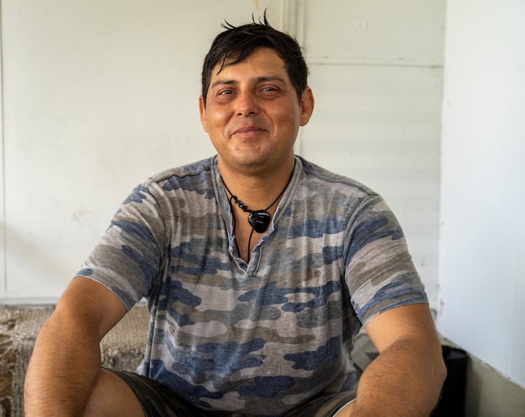Konner sonríe sentado en casa