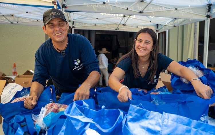 Konner con una voluntaria en un acto