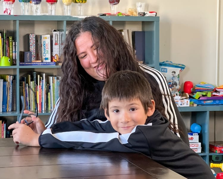 Lily y su hijo sentados a la mesa