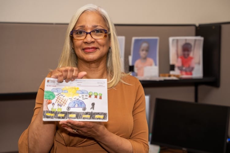 Deb Riley con un dibujo en las manos