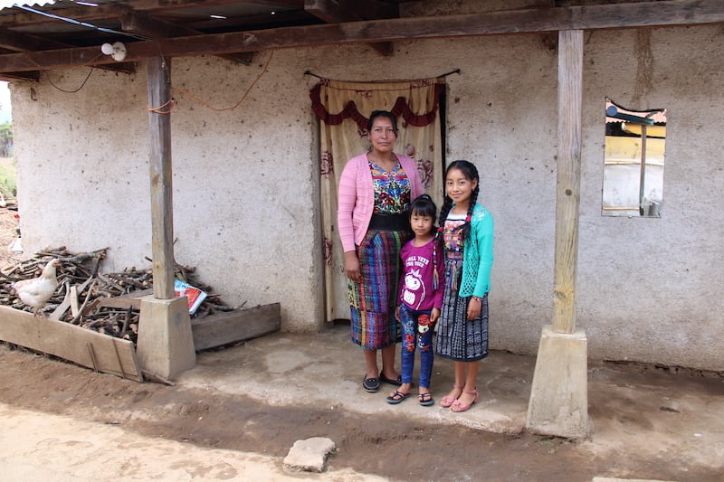 madre con hijos fuera de casa