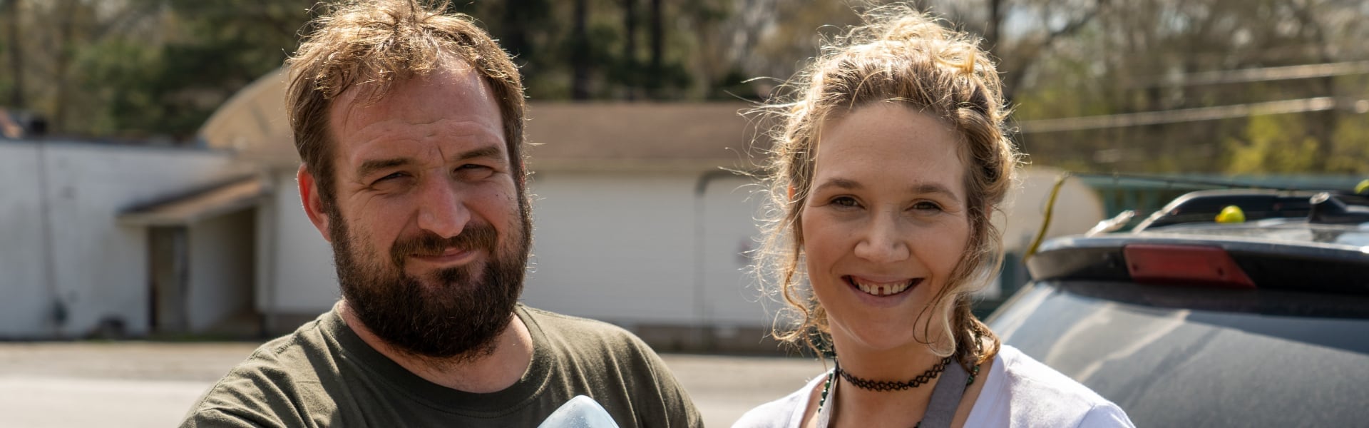 Un hombre y una mujer sonriendo al aire libre