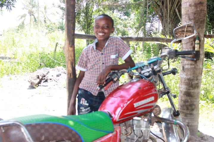 Sukhery con una moto