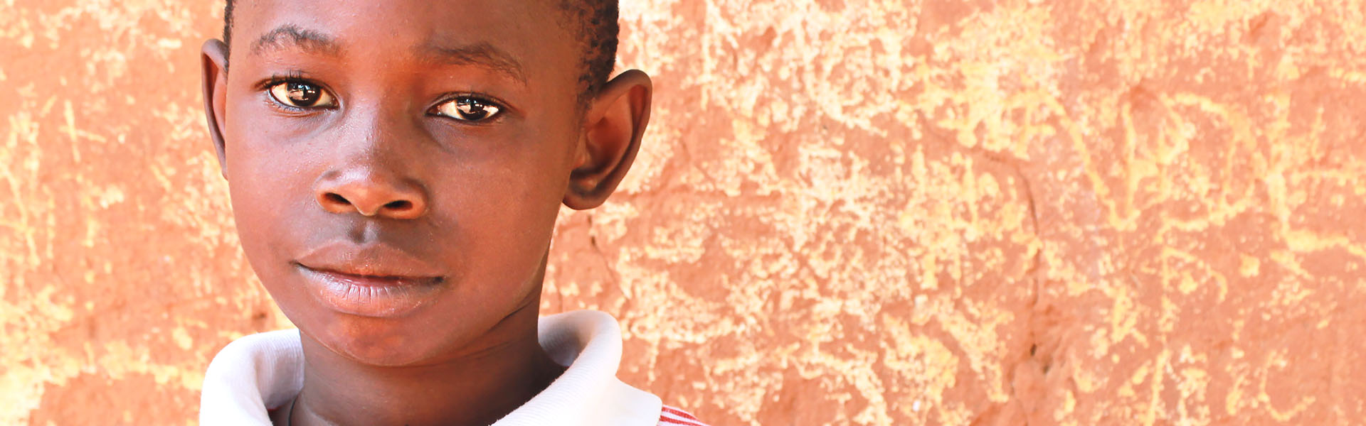 Un niño de Tanzania ante un fondo abstracto