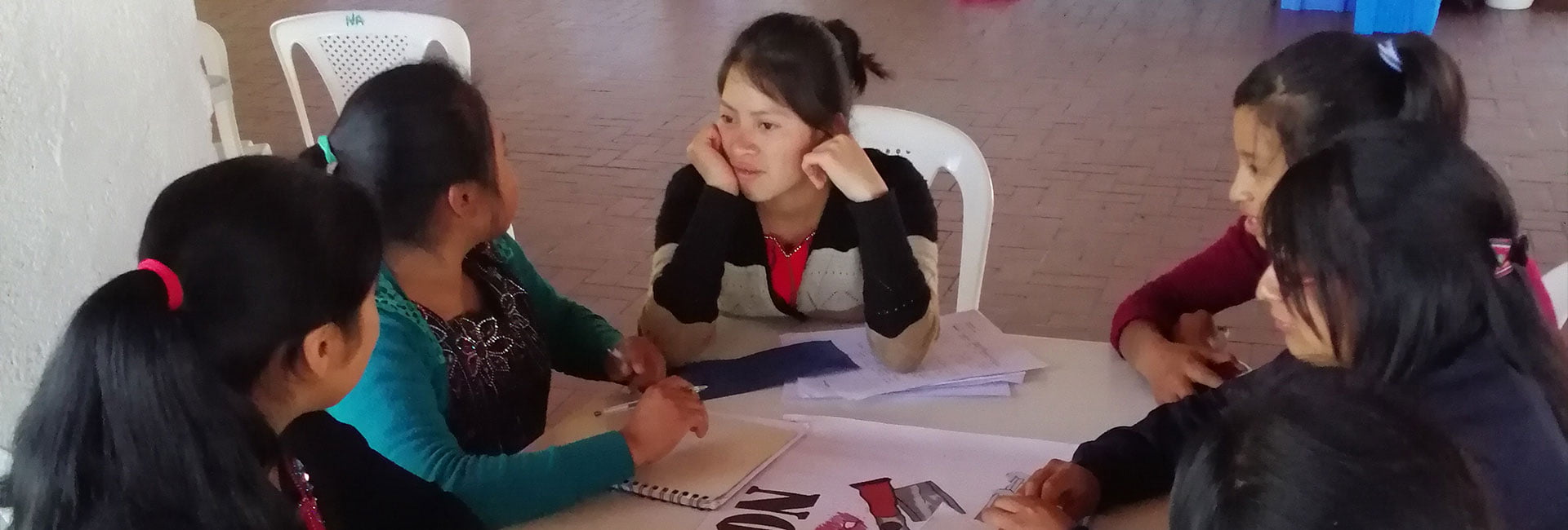 Un grupo de niños sentados a la mesa